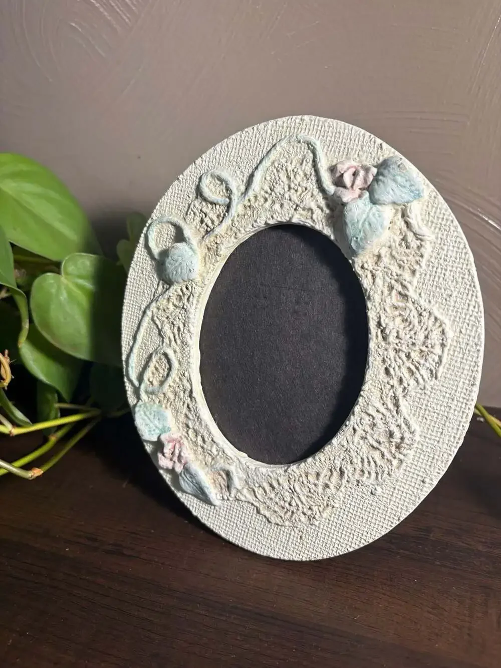 Vintage Oval Photo Frame with 3D Floral & Lace Texture Design Cottagecore